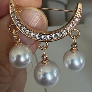Gold and Pearl Crystal Brooch.